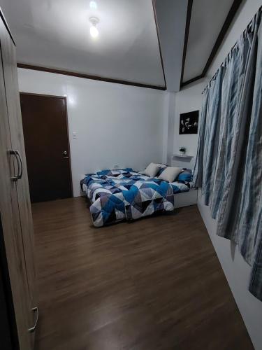 Apartment with a bedroom, living room, kitchen, and a balcony in San Francisco