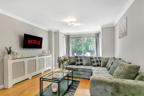 5 Bedroom Contractor Relocation stay with fast WIFI Weekly & Monthly Surrey in Runnymede