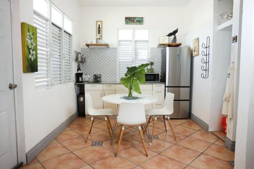 Beachside One bedroom Apt steps from prime beach generator parking included - image 12