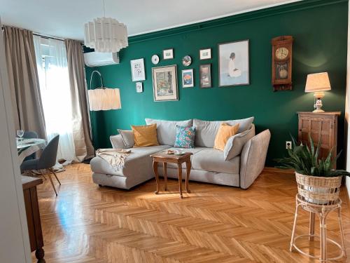 Sunny Antique Stay - Near Fortress