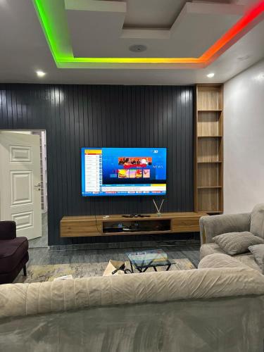 Stylish apartment with jacuzzi and rooftop terrace – khách sạn tại Kosofe