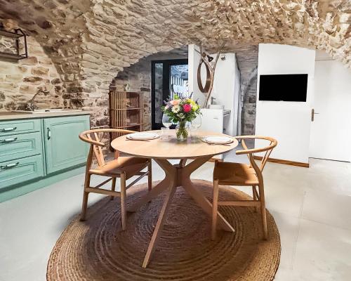 Suite balnéo avec coin nuit en cœur historique (Suite balneo avec coin nuit en cœur historique) in Castelnau-Valence