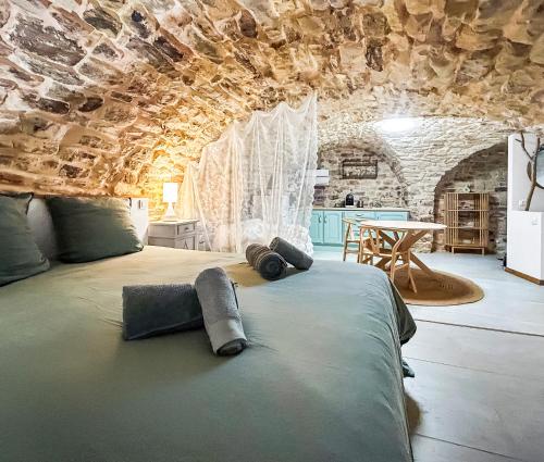Suite balnéo avec coin nuit en cœur historique (Suite balneo avec coin nuit en cœur historique) in Castelnau-Valence