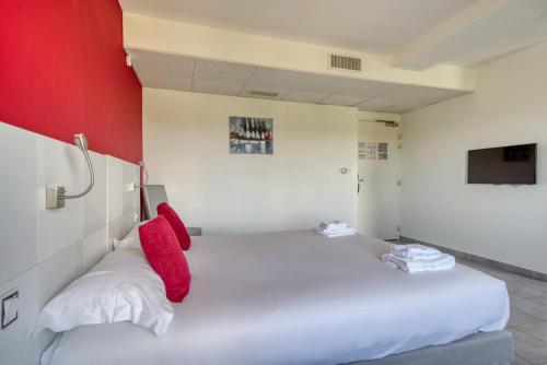 1 queen bed, 1 twin bed
