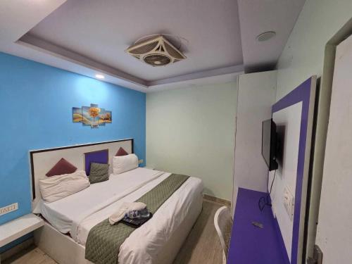 Hotel O Nangloi Railway Station Formerly Chahal Guest House in Punjabi Bagh