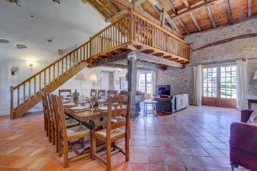 Large house with pool sleeping up to 12 people gîte à louer Saussignac
