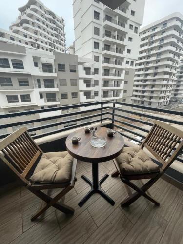 Luxury 3 Bedroom Apt Near Park and Sea, Heated Indoor Pool, Wifi, Free Parking in 엔 하루다