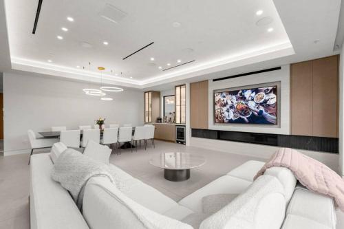 Lindley Encino lux central new construction pool in Encino