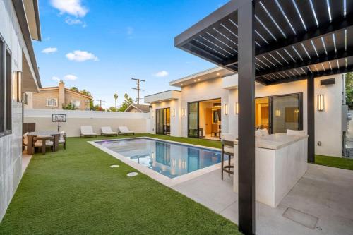 Lindley Encino lux central new construction pool in Encino