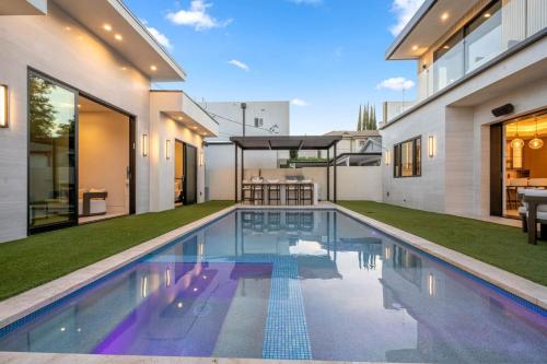Lindley Encino lux central new construction pool in Encino