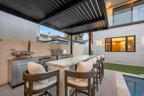 Lindley Encino lux central new construction pool in Encino