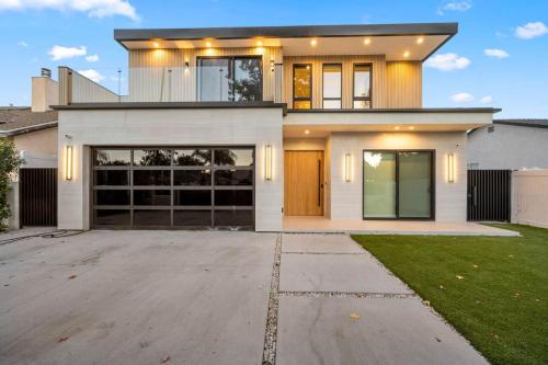 Lindley Encino lux central new construction pool in Encino