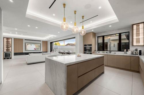 Lindley Encino lux central new construction pool in Encino