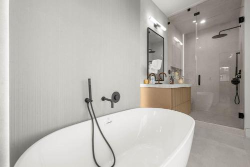 Lindley Encino lux central new construction pool in Encino