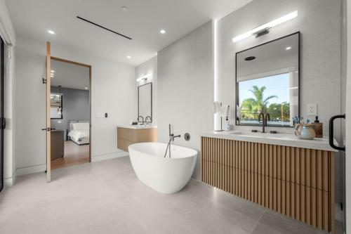 Lindley Encino lux central new construction pool in Encino