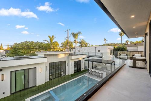 Lindley Encino lux central new construction pool in Encino