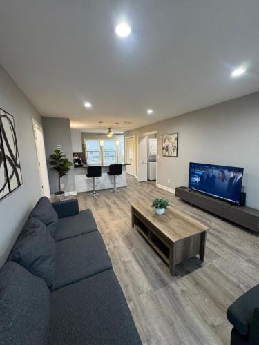 Spacious 2BR Apt with Balcony and 2 King Beds Sleeps 6 in South Beloit (IL)