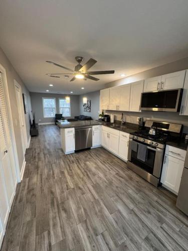 Spacious 2BR Apt with Balcony and 2 King Beds Sleeps 6 in South Beloit (IL)