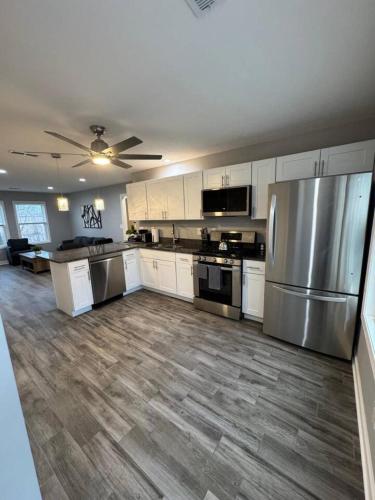 Spacious 2BR Apt with Balcony and 2 King Beds Sleeps 6 in South Beloit (IL)