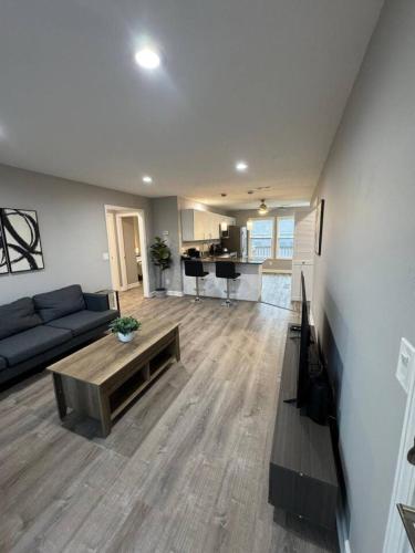 Spacious 2BR Apt with Balcony and 2 King Beds Sleeps 6 in South Beloit (IL)