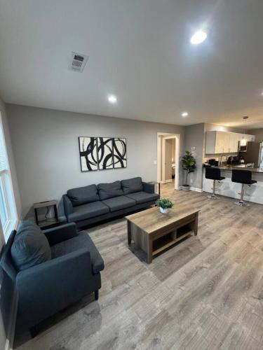 Spacious 2BR Apt with Balcony and 2 King Beds Sleeps 6 in South Beloit (IL)