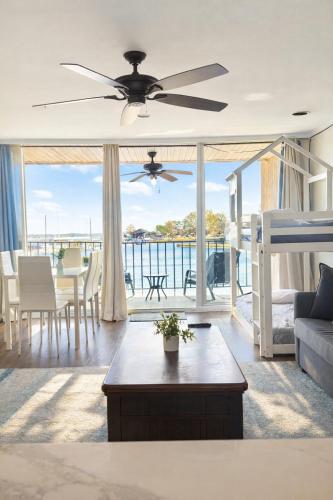Modern Waterfront Gem with Breathtaking water views in Montgomery, Vereinigte Staaten von Amerika