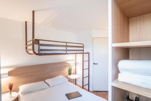 1 double bed, 1 bunk bed
