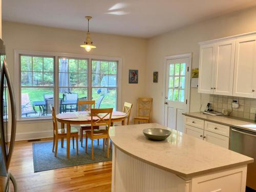 4 bedroom East Hampton home with large heated pool in Northwest Harbor (NY)