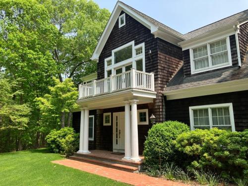 4 bedroom East Hampton home with large heated pool in Northwest Harbor (NY)