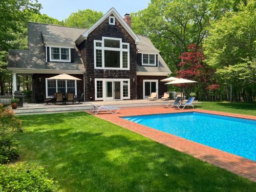 4 bedroom East Hampton home with large heated pool in Northwest Harbor (NY)