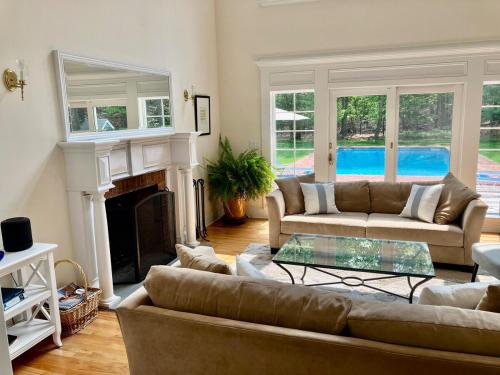 4 bedroom East Hampton home with large heated pool in Northwest Harbor (NY)