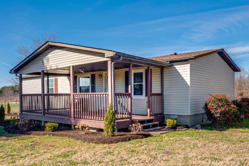 Secluded Family Home in Springfield, Pets Welcome! in Coopertown (TN)