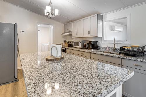 Secluded Family Home in Springfield, Pets Welcome! in Coopertown (TN)