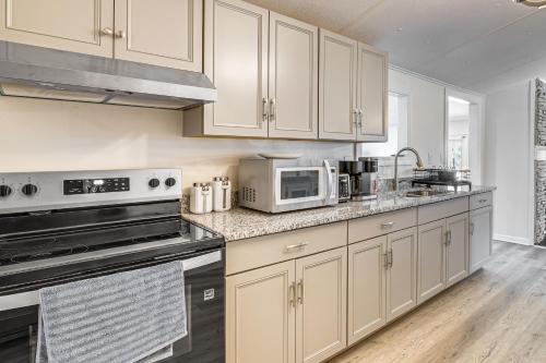 Secluded Family Home in Springfield, Pets Welcome! in Coopertown (TN)