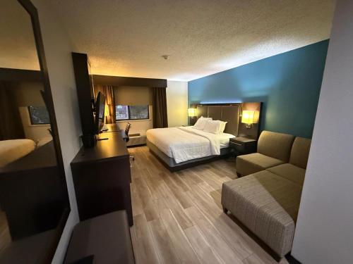 Quality Inn & Suites Detroit Metro Airport, Romulus