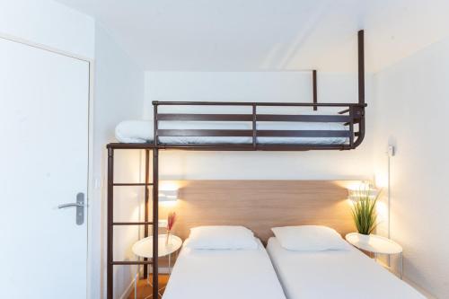 2 twin beds, 1 bunk bed