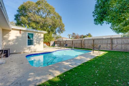 6 Mi to Honeymoon Island: Studio w/ Pool Access in Palm Harbor
