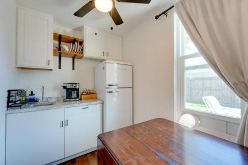 6 Mi to Honeymoon Island: Studio w/ Pool Access in Palm Harbor