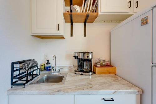 6 Mi to Honeymoon Island: Studio w/ Pool Access in Palm Harbor