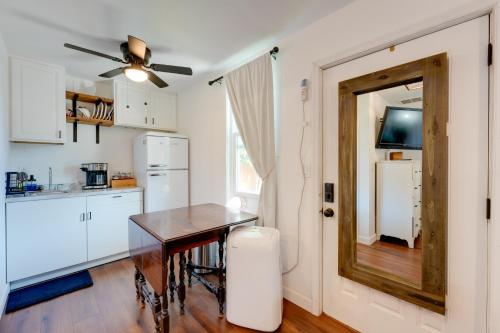 6 Mi to Honeymoon Island: Studio w/ Pool Access in Palm Harbor