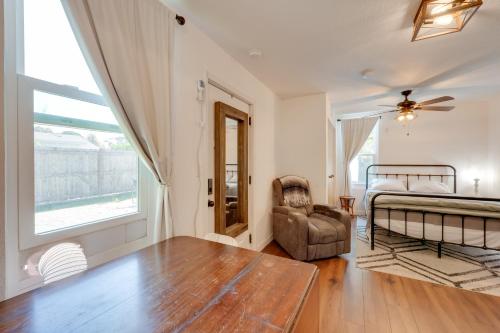6 Mi to Honeymoon Island: Studio w/ Pool Access in Palm Harbor