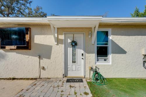 6 Mi to Honeymoon Island: Studio w/ Pool Access in Palm Harbor
