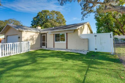 6 Mi to Honeymoon Island: Studio w/ Pool Access in Palm Harbor