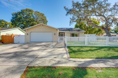 6 Mi to Honeymoon Island: Studio w/ Pool Access in Palm Harbor