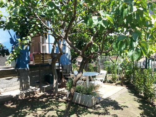 花園, Nice design flat and private garden in 皮耶韋埃馬努埃萊