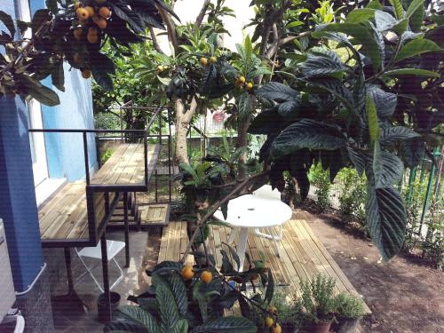花園, Nice design flat and private garden in 皮耶韋埃馬努埃萊