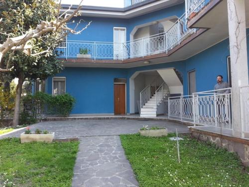 Nice design flat and private garden in 皮耶韋埃馬努埃萊