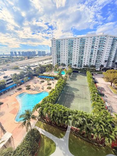 Modern 2BR beachfront with pool & tennis view – khách sạn tại Golden Beach