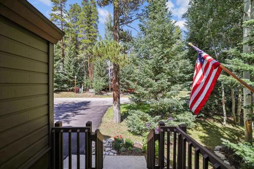 Above it All: Peak 8 Chalet Private Hot Tub & Fireplace Near Shuttle! - image 5