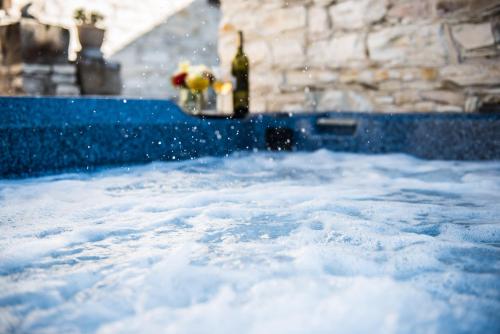 Pezsgőfürdő, Our House in Vavla